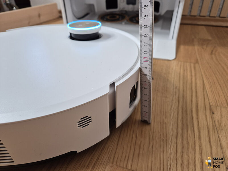 Der VersaLift-Lidar des Dreame Matrix 10 Ultra senkt sich ab, um unter ein Möbelstück zu fahren